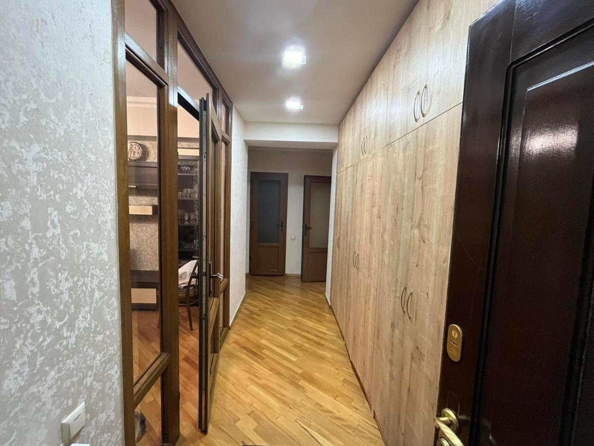 Large Cozy Apartment On Beginning Of Komitas Ave Jerevan Exteriör bild